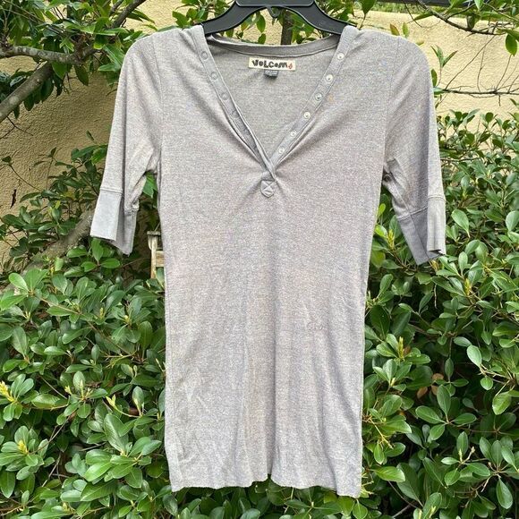 Volcom Light Gray/Taupe Short Sleeve Tee. Size Small.  EUC! - Picture 1 of 5